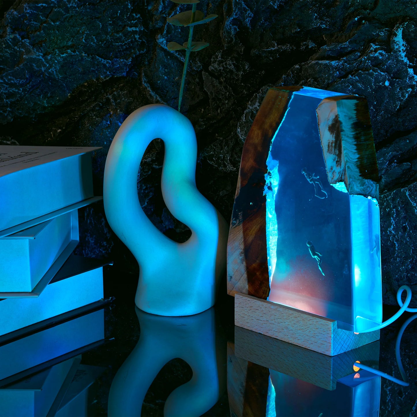 Resin Ocean World Lamp – Handcrafted Underwater Scene Night Light with USB Power & Diver/Shipwreck Designs