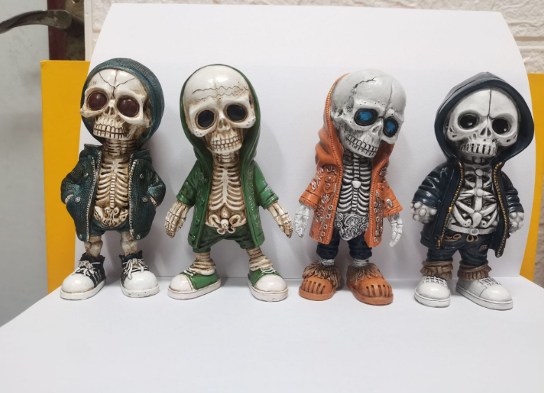 Street Skeleton Figurine – Resin Collectible Urban Skull Statue (15cm)